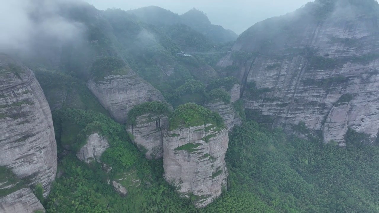 俯瞰丹霞地貌群山视频素材