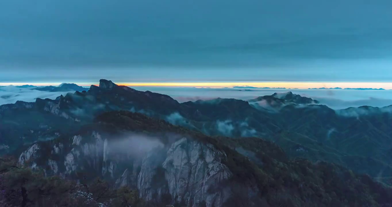 河南省洛阳市白云山旅游度假区夜晚云海奇观延时摄影视频素材