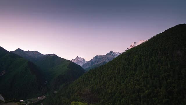 亚丁村的日照金山视频素材