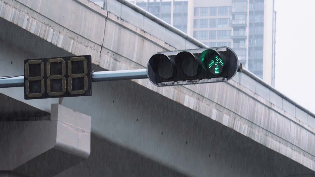 下雨天的交通信号灯视频素材