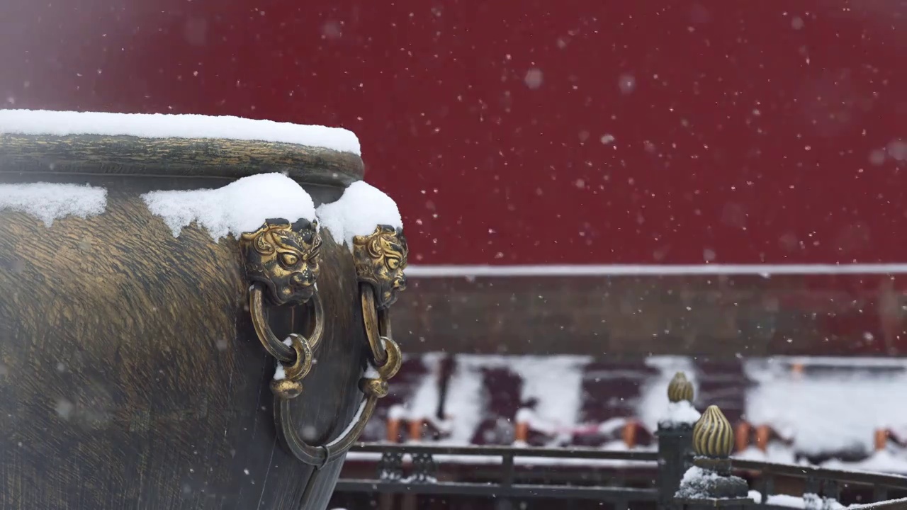 雪中门海上的兽面铜环视频素材