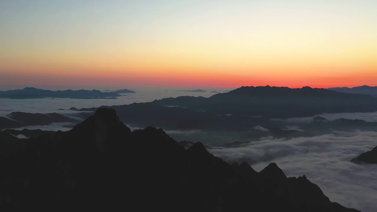 河南省洛阳市白云山旅游度假区夏季云海翻腾视频素材