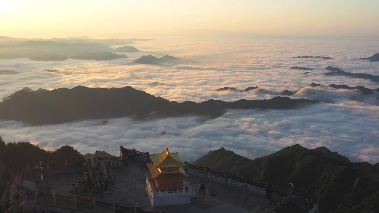 河南省洛阳市白云山旅游度假区夏季云海翻腾视频素材