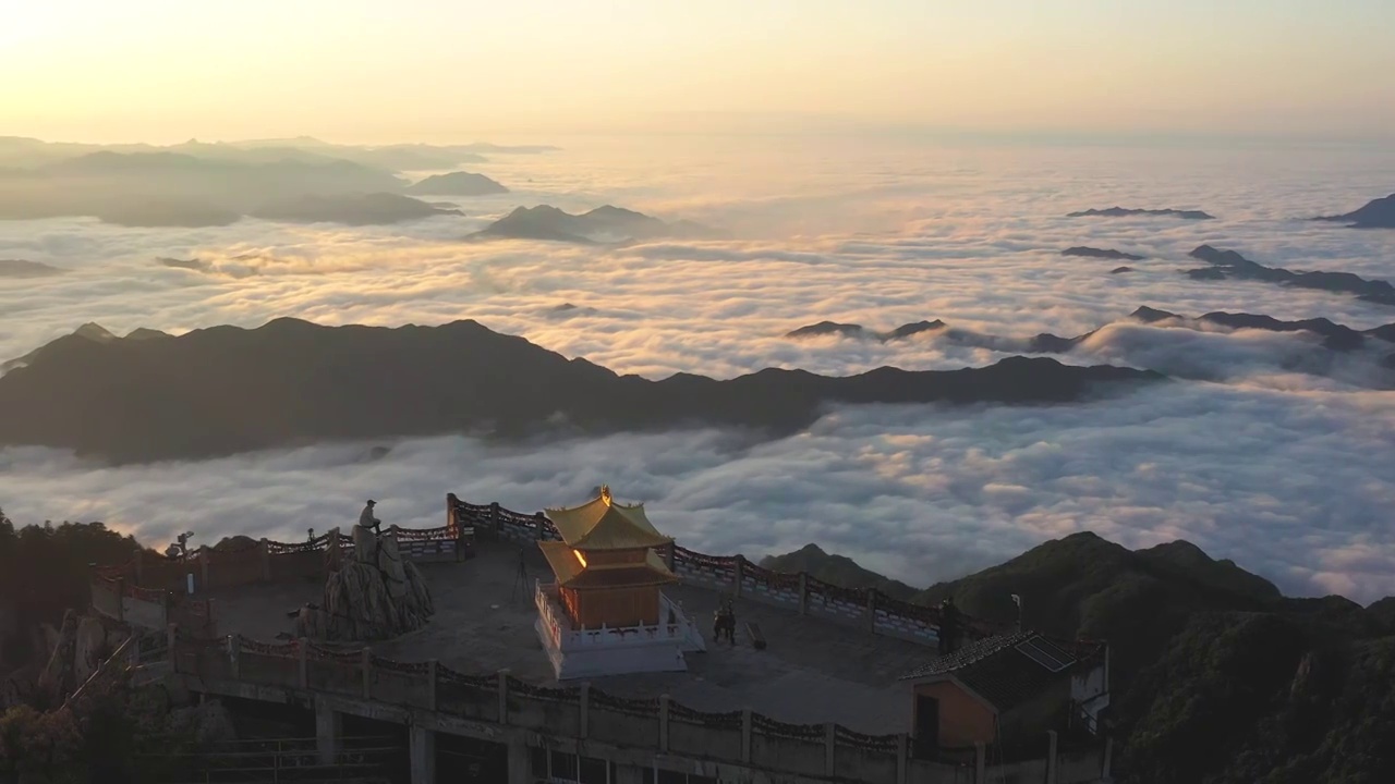 河南省洛阳市白云山旅游度假区夏季云海翻腾视频素材