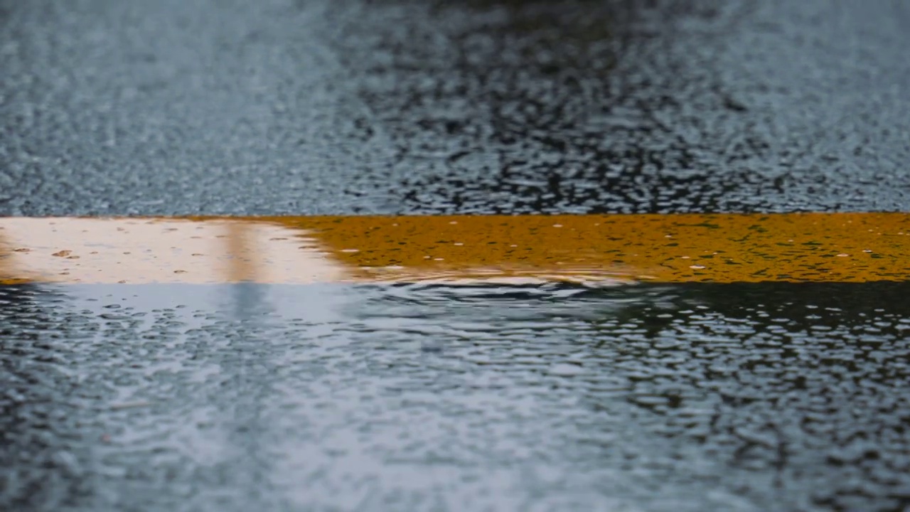 雨中的公路路面黄线视频素材