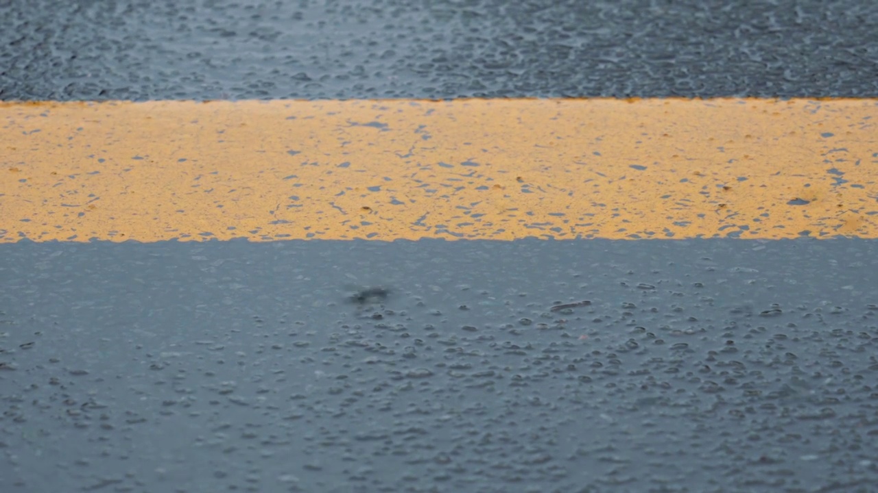 雨中的公路路面黄线视频素材