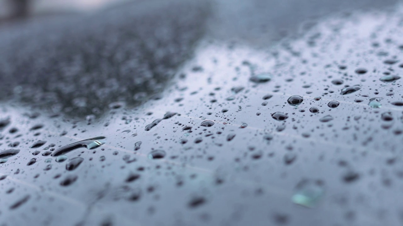 下雨天滴落玻璃上的雨滴视频素材