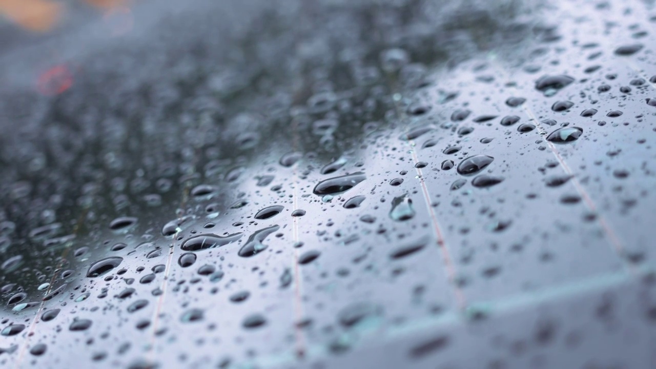 下雨天滴落玻璃上的雨滴视频素材