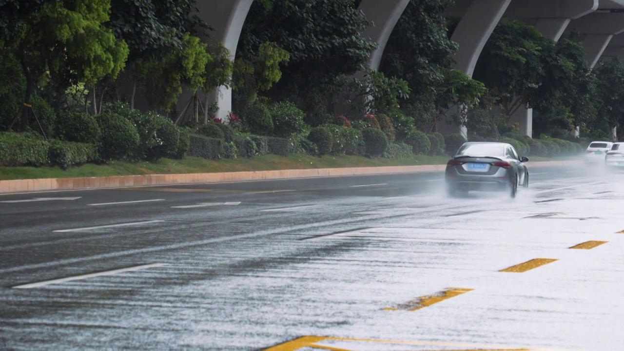 下雨天出行通勤的车辆车流视频素材