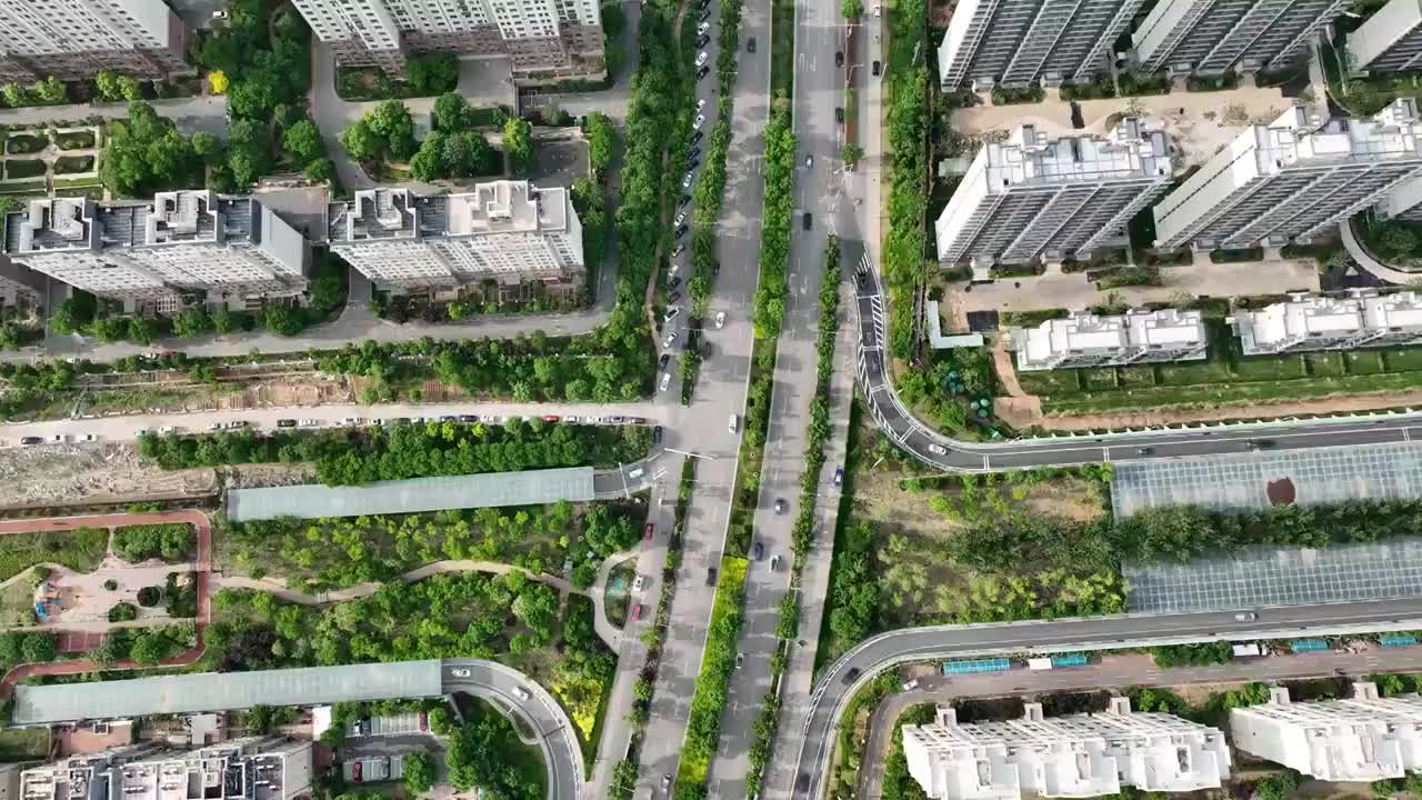 山脚下居住区的城市公路航拍4K视频视频素材