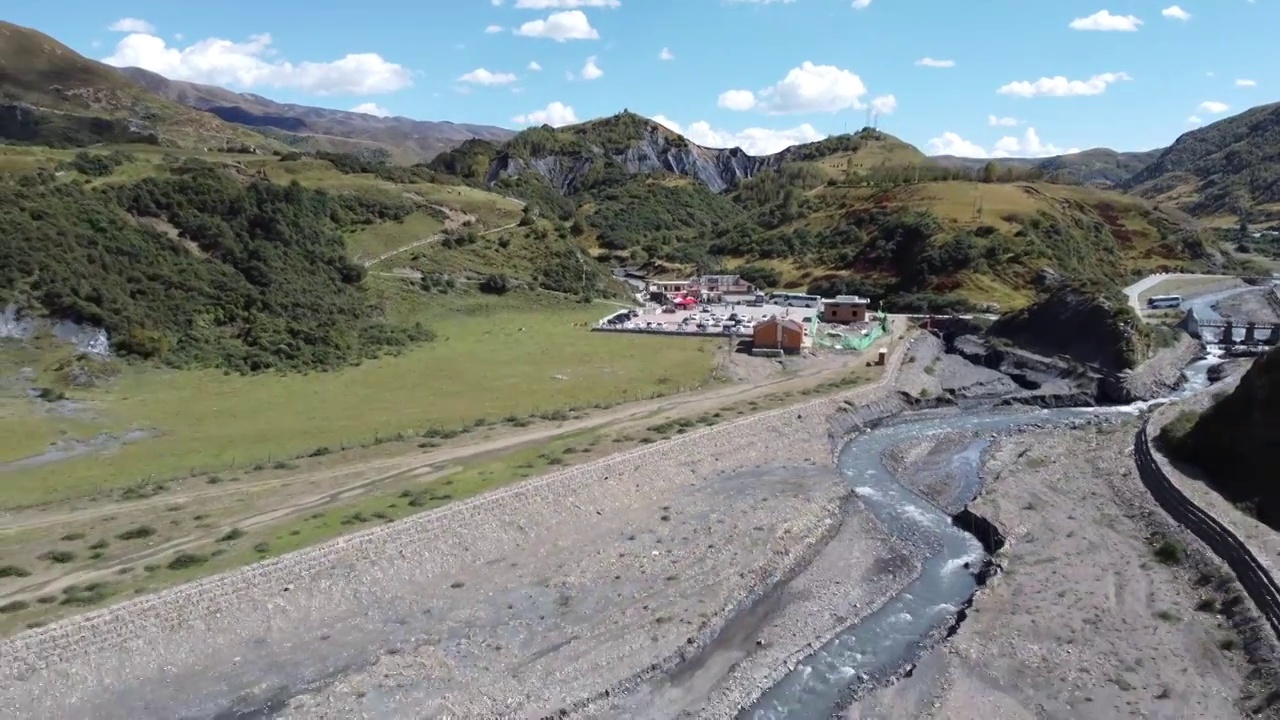 川西甘孜州墨石公园景区大门入口 山川河流小溪 河床 连绵起伏山脉晴朗天空户外自然风光航拍视频素材