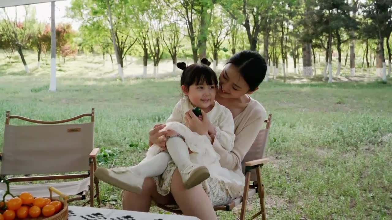 母女在野营地玩耍视频素材画面1