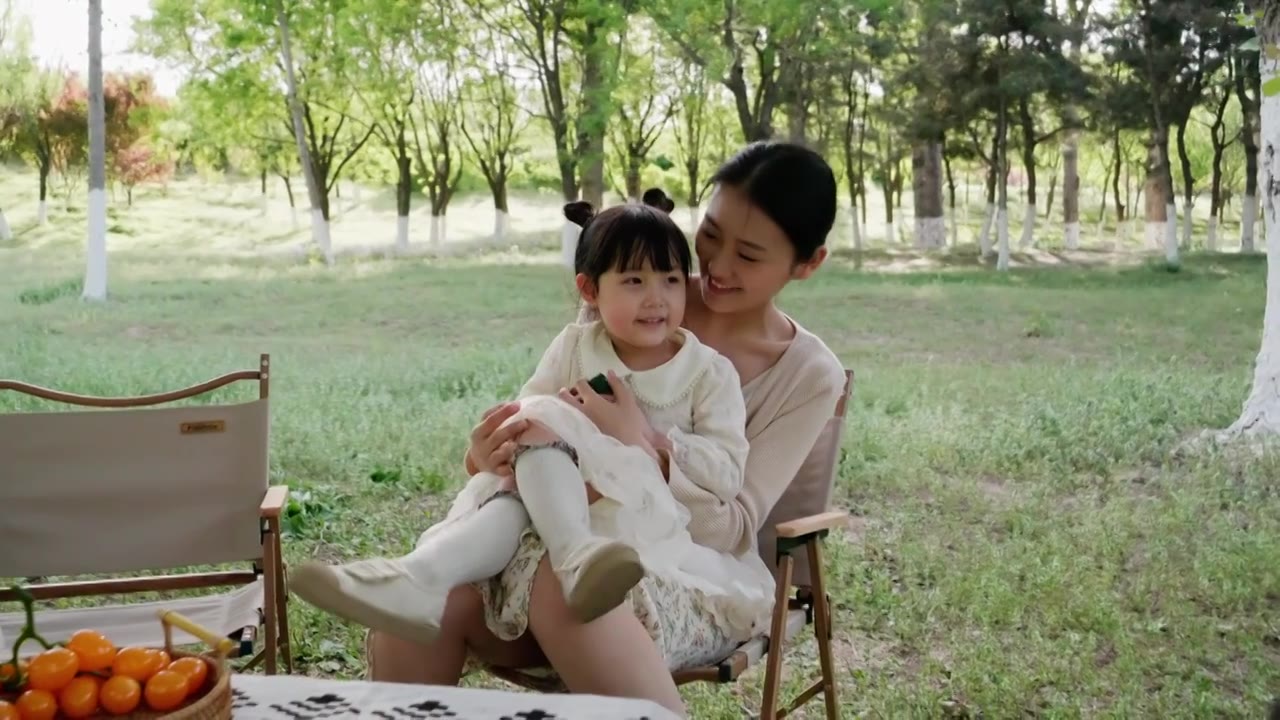 母女在野营地玩耍视频素材画面2