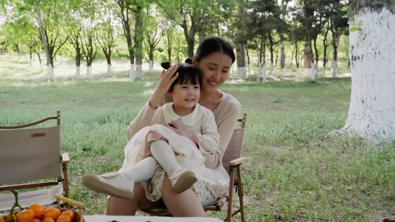 母女在野营地玩耍视频素材画面4