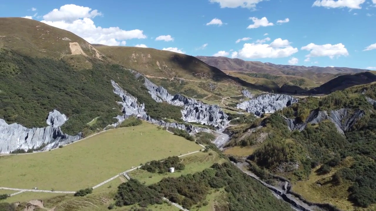 四川甘孜州川西墨石公园景区异域星球奇异地貌高原石林景观 道孚八美航拍视角视频素材