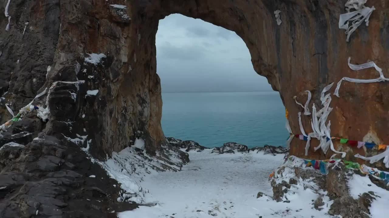 雪中圣象天门航拍穿洞视频素材