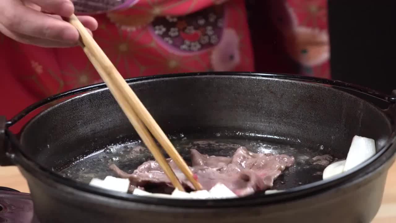 日本料理和风洋食制作寿喜烧火锅慢动作视频素材