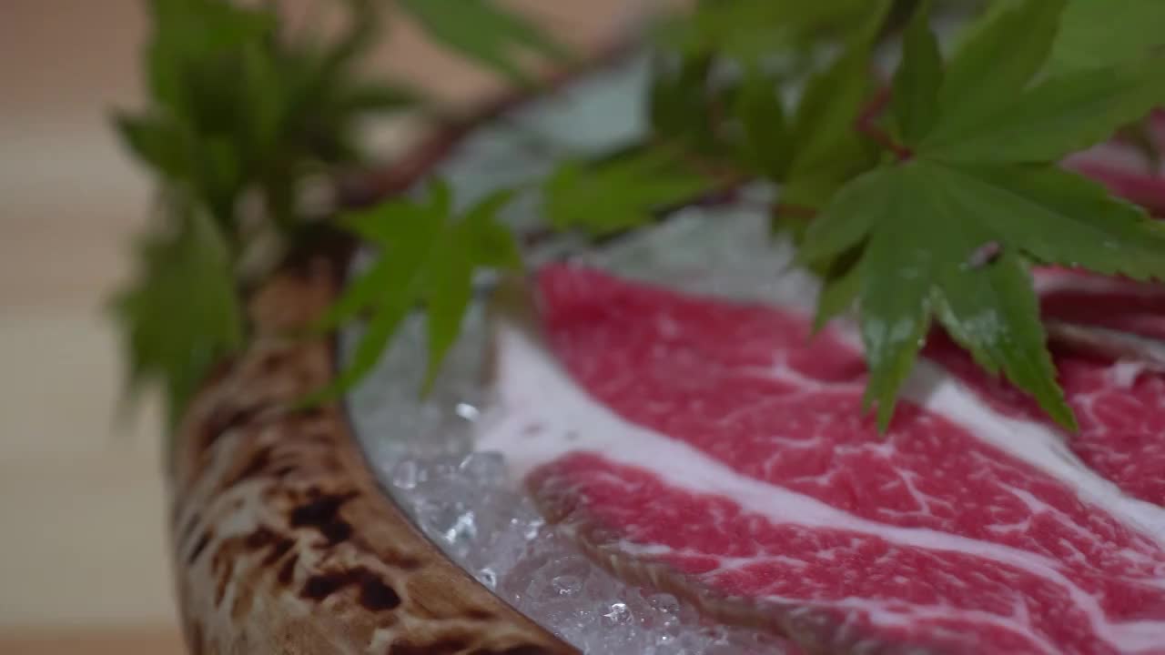 日本料理红肉滑轨镜头超薄牛肉片平移特写视频素材