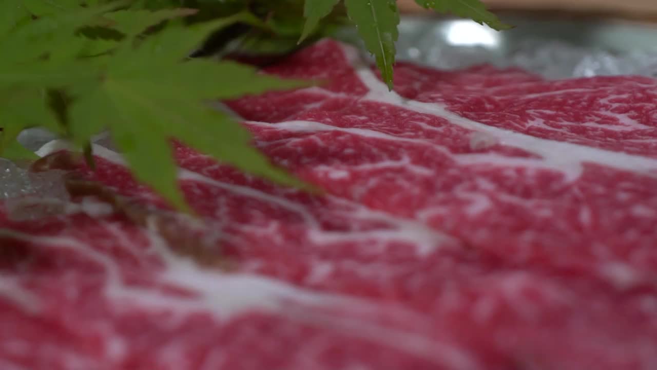 日本料理红肉滑轨镜头超薄牛肉片平移特写视频素材