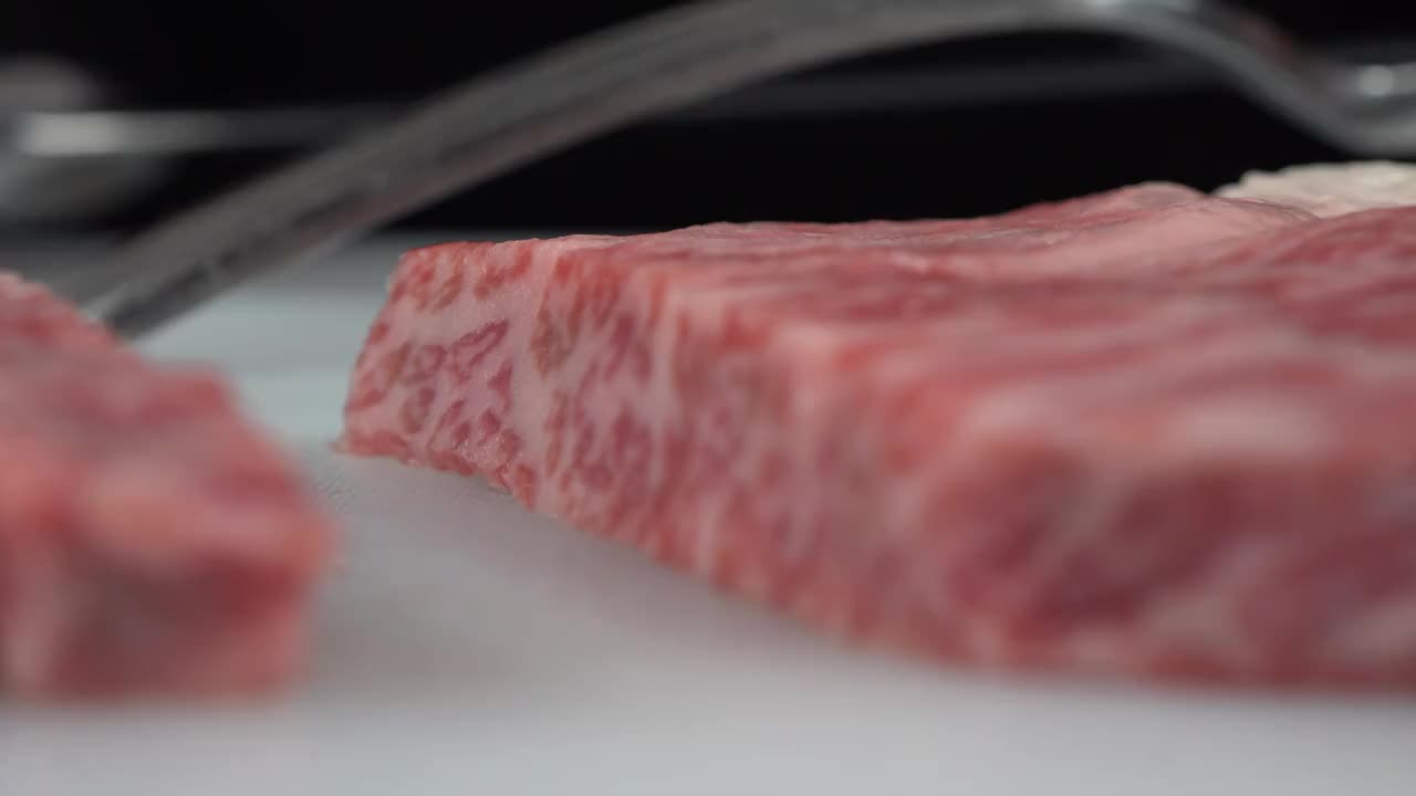 日本料理和风洋食厨师刀切和牛肉片牛肉视频素材