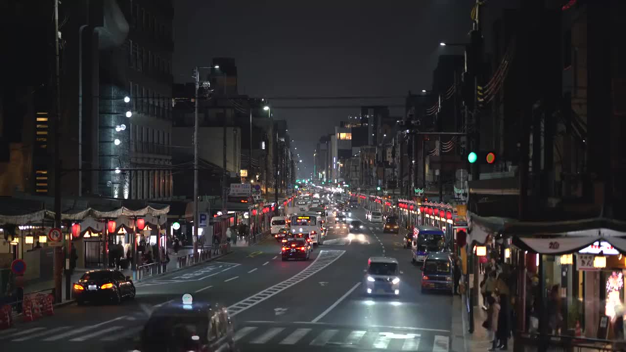 日本京都 四条通 城市 交通 道路 夜景 车流视频素材