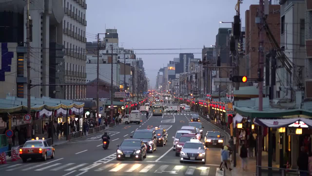 日本京都 四条通 城市 交通 道路 夜景 车流视频素材