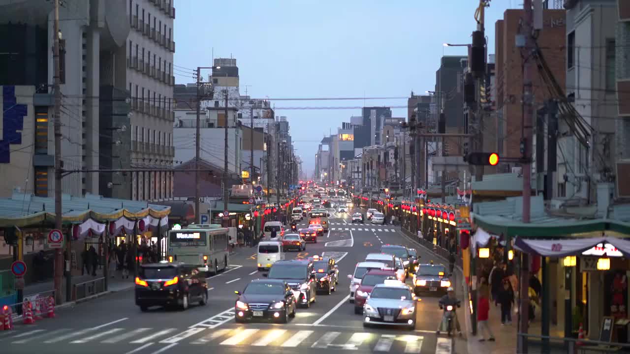 日本京都 四条通 城市 交通 道路 夜景 车流视频素材