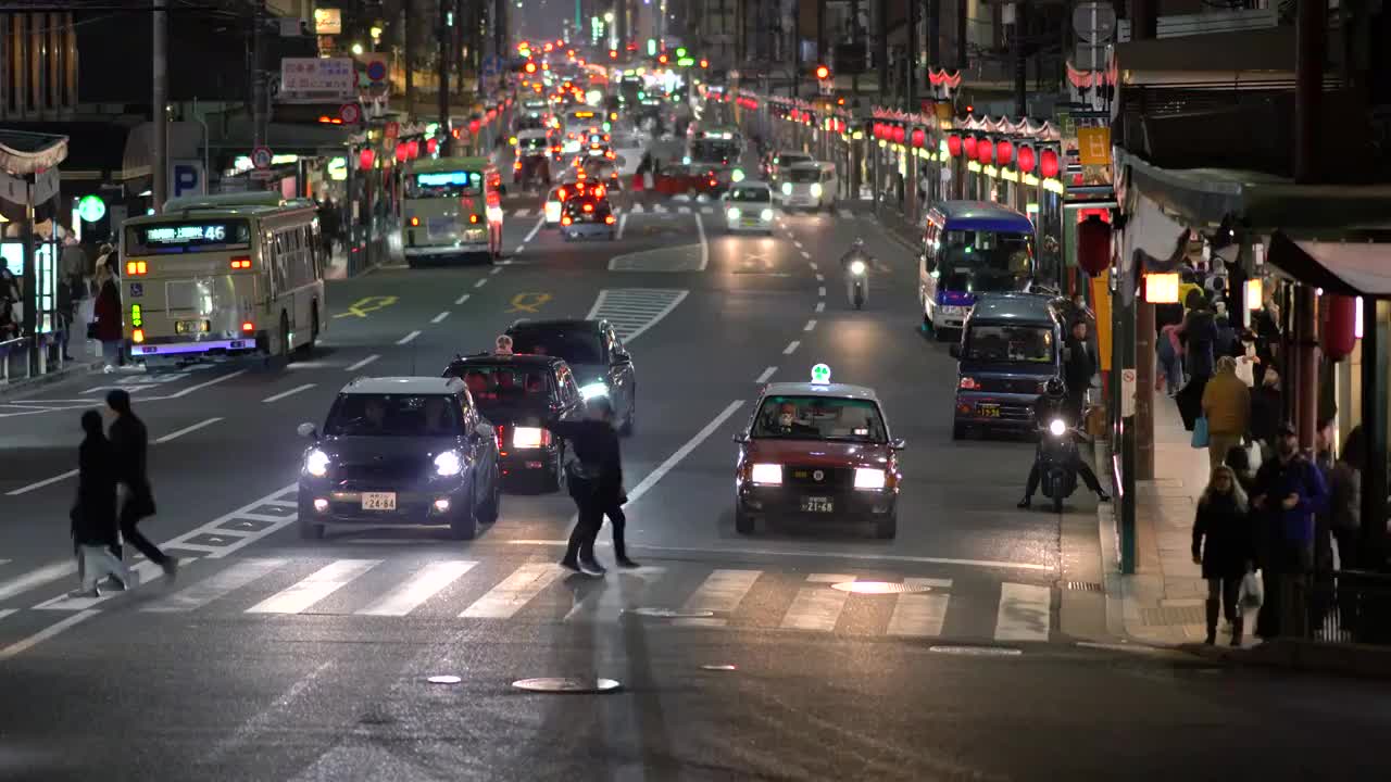 日本京都 四条通 城市 交通 道路 夜景 车流视频素材