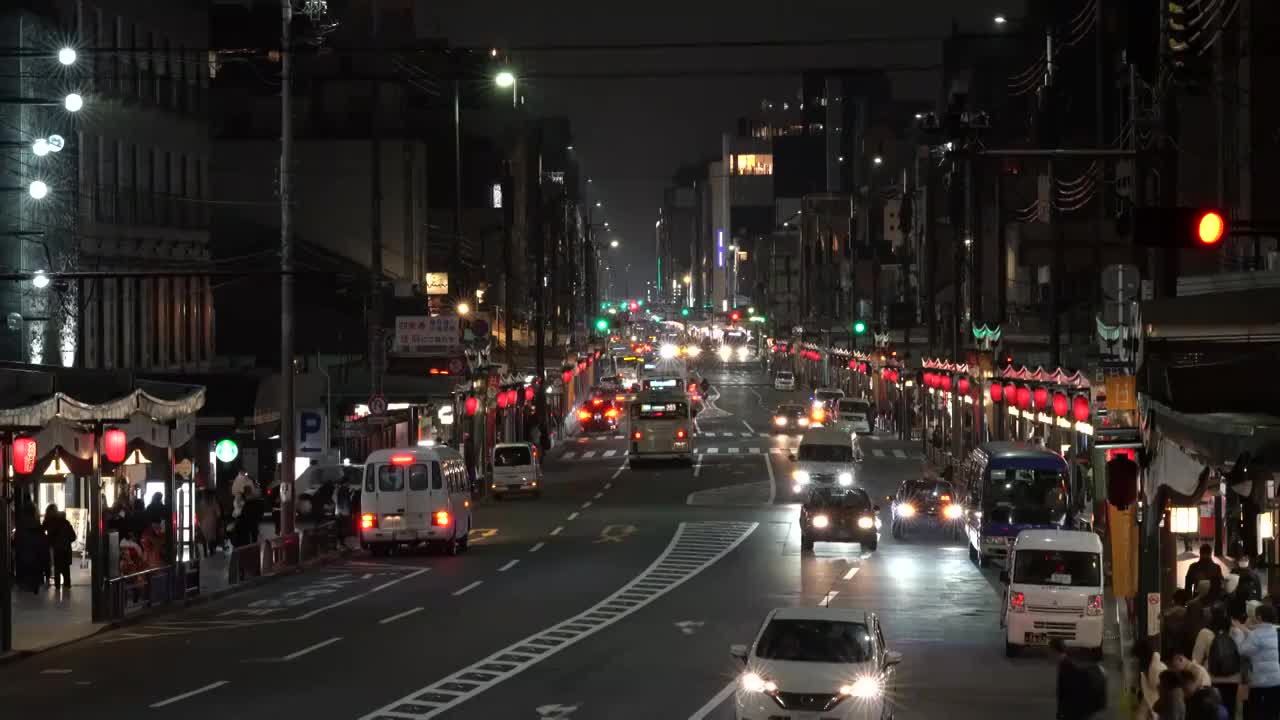 日本京都 四条通 城市 交通 道路 夜景 车流视频素材