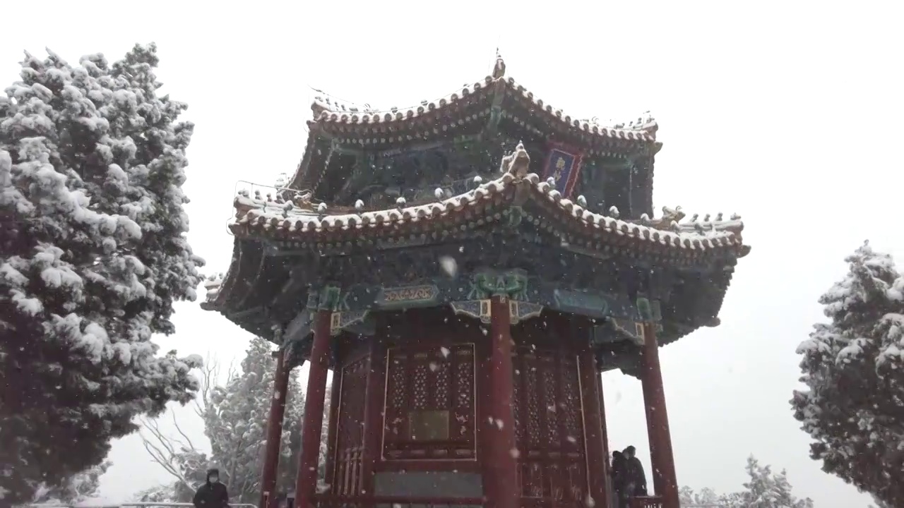 下雪天里的北京景山公园视频素材