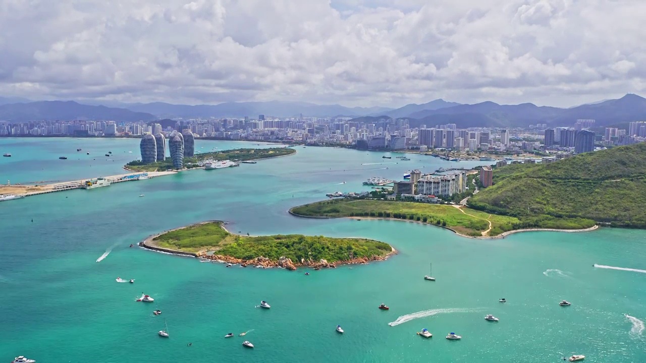 海南三亚湾海上游艇航拍视频素材