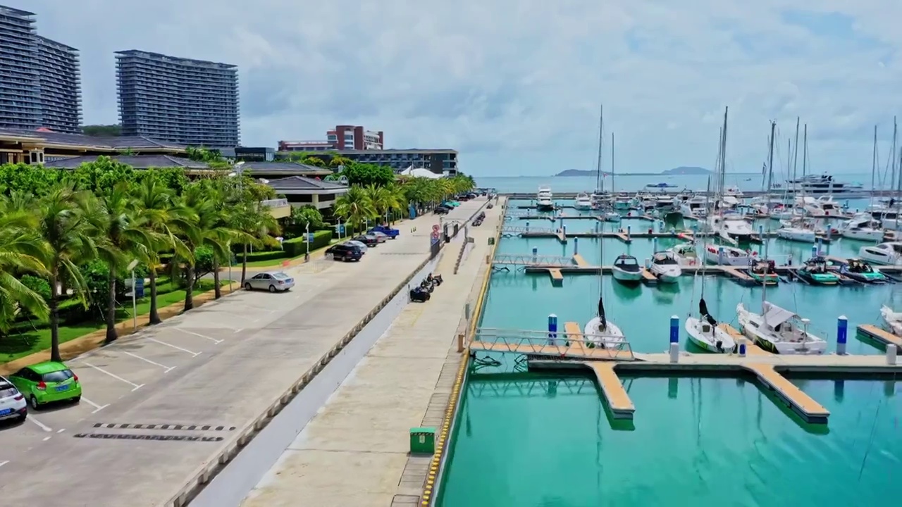 海南三亚湾海上游艇航拍视频素材