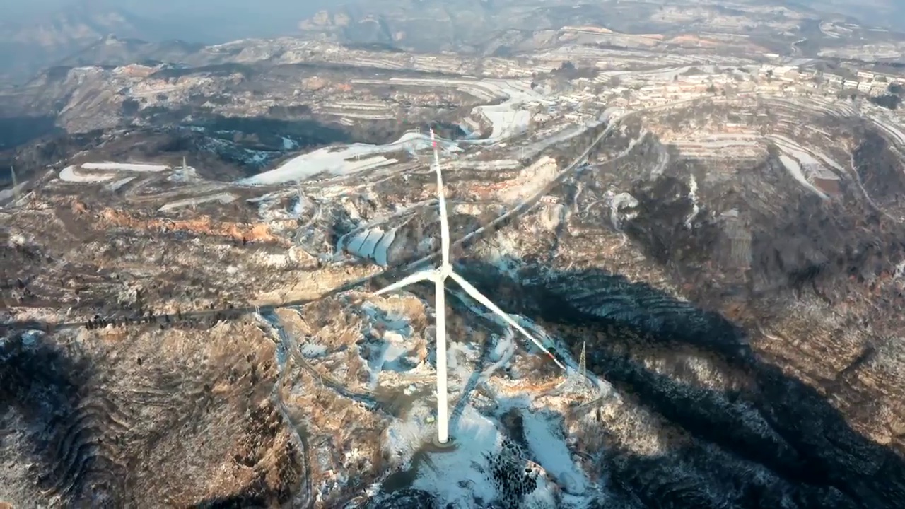 航拍太行山顶下雪新能源风力发电视频素材