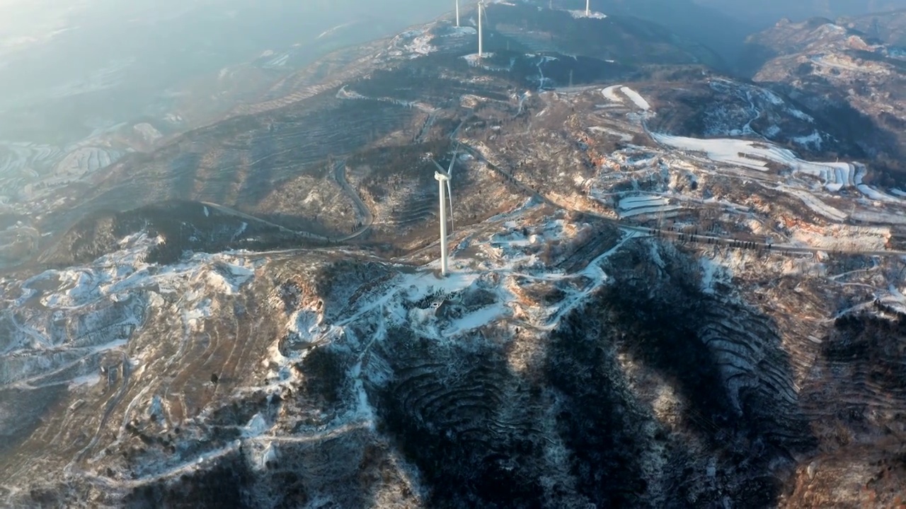 航拍太行山顶下雪新能源风力发电视频素材