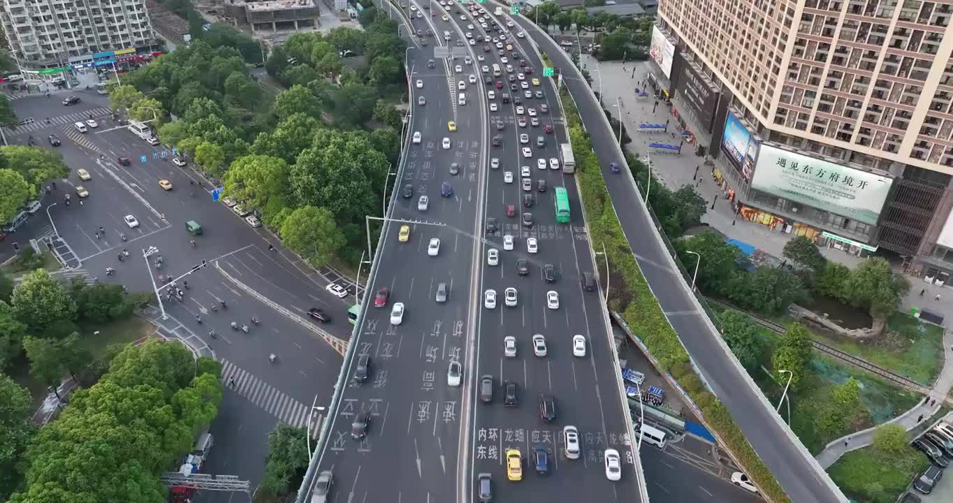 下班高峰期的城市立交桥道路视频素材