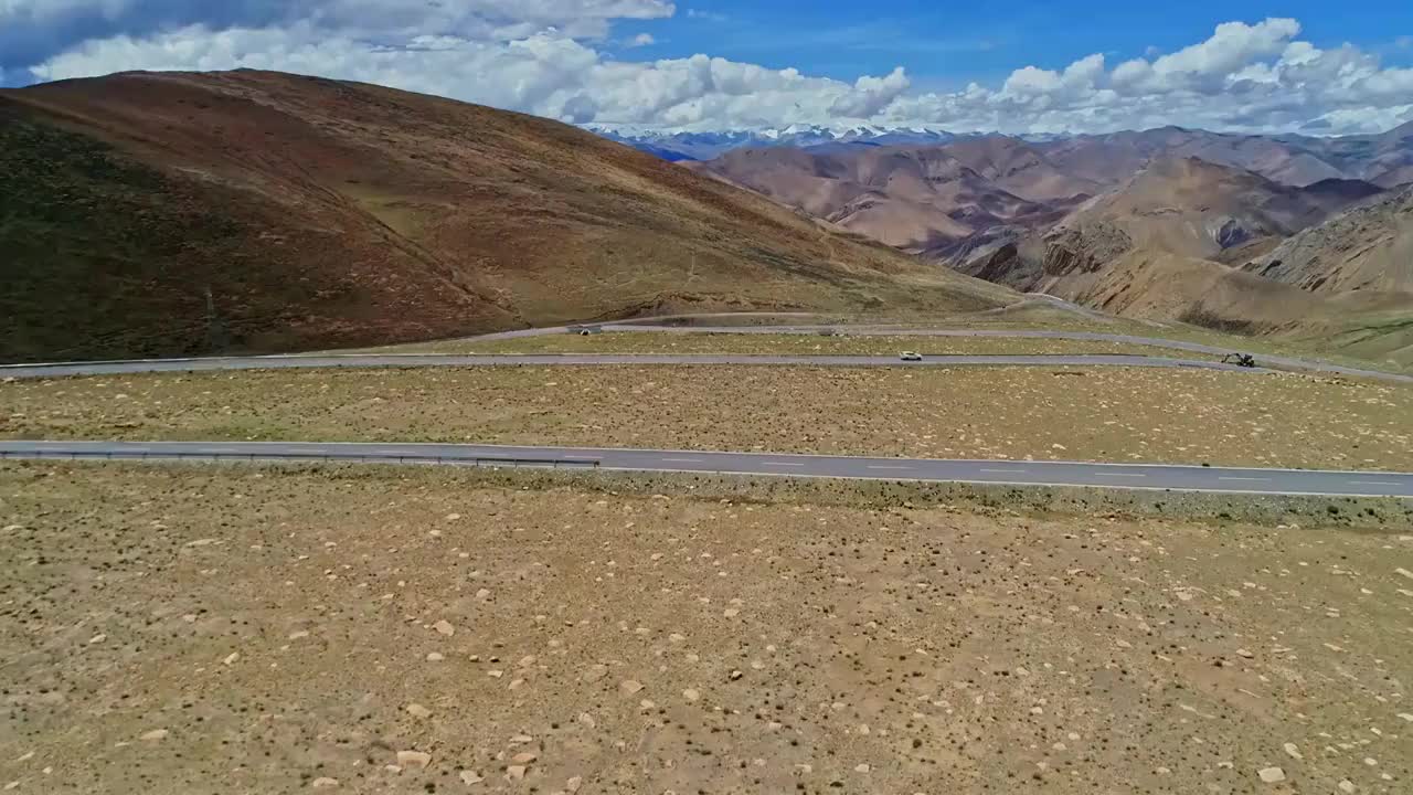 西藏通往珠峰大本营的盘山公路视频素材