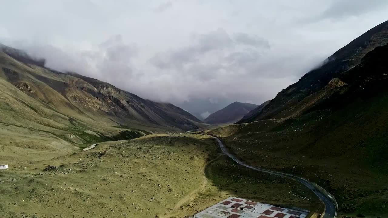 西藏通往珠峰大本营的盘山公路视频素材