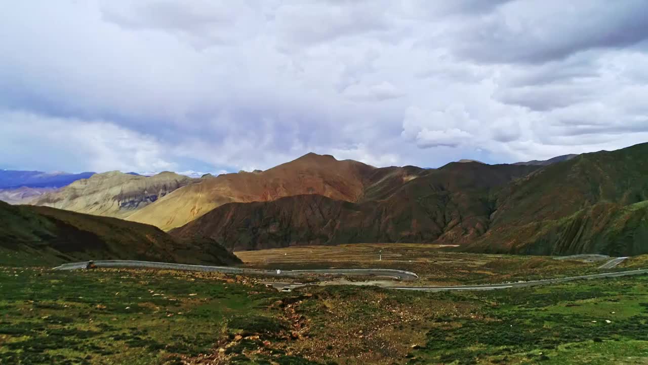 西藏通往珠峰大本营的盘山公路视频素材