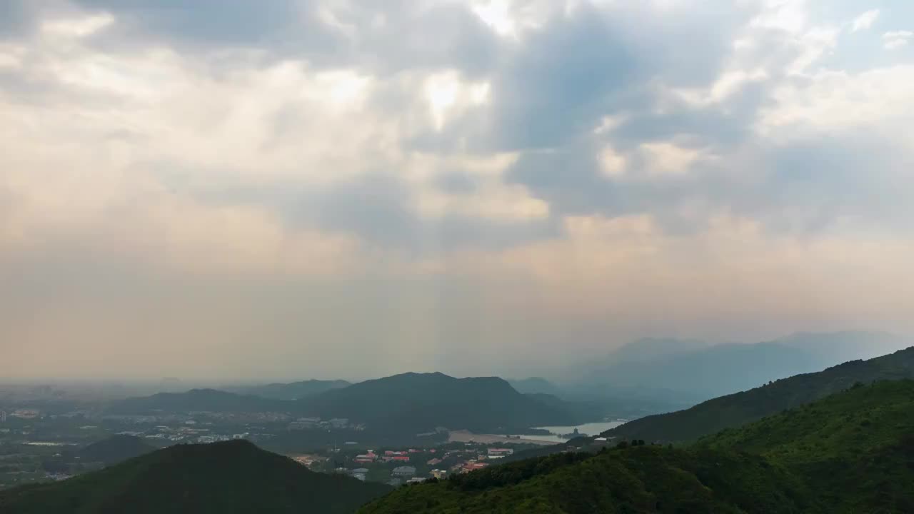 十三陵水库初夏午后魔幻天空视频素材