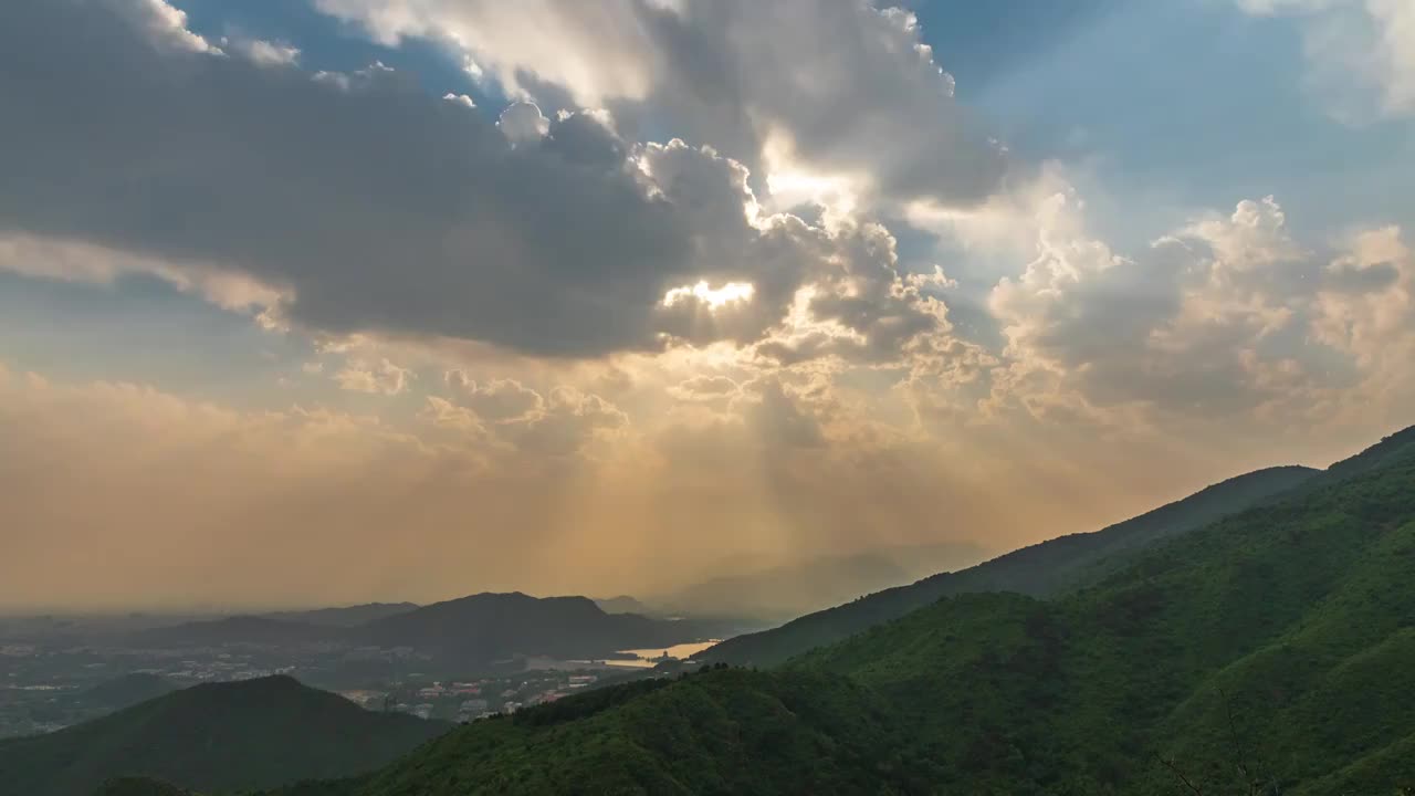 十三陵水库初夏午后魔幻天空视频素材