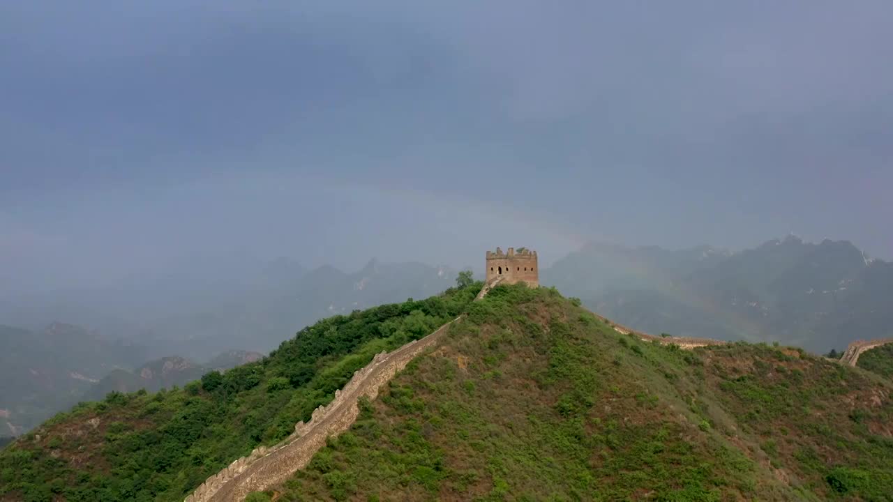 司马台长城雨后彩虹高空俯拍景观视频素材