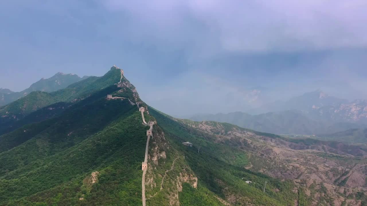 司马台长城雨后彩虹高空俯拍景观视频素材