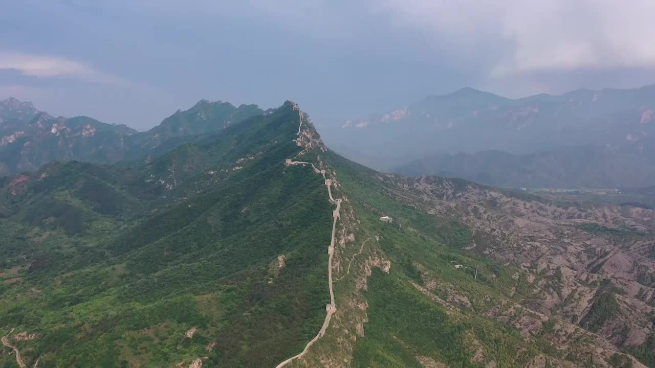 司马台长城雨后彩虹高空俯拍景观视频素材