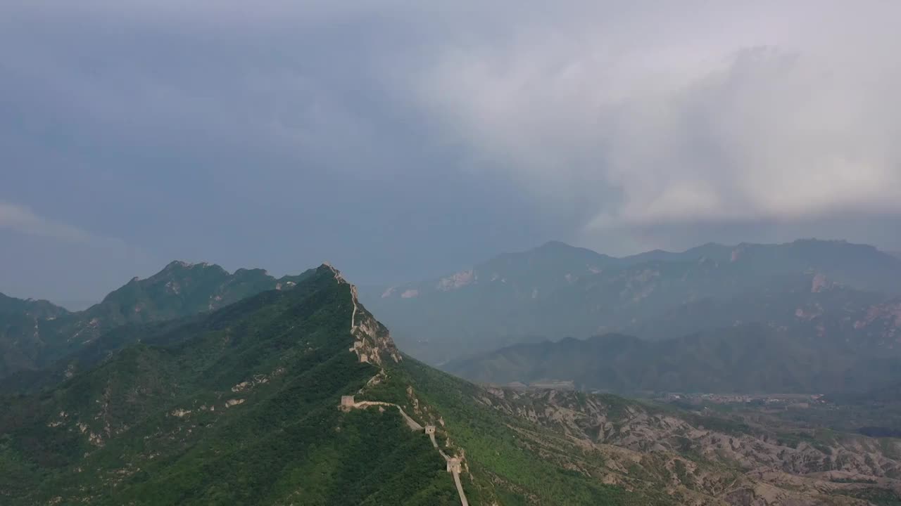 司马台长城雨后彩虹高空俯拍景观视频素材