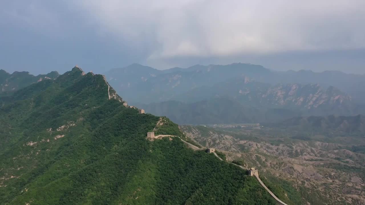 司马台长城雨后彩虹高空俯拍景观视频素材