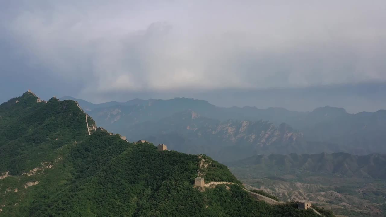 司马台长城雨后彩虹高空俯拍景观视频素材