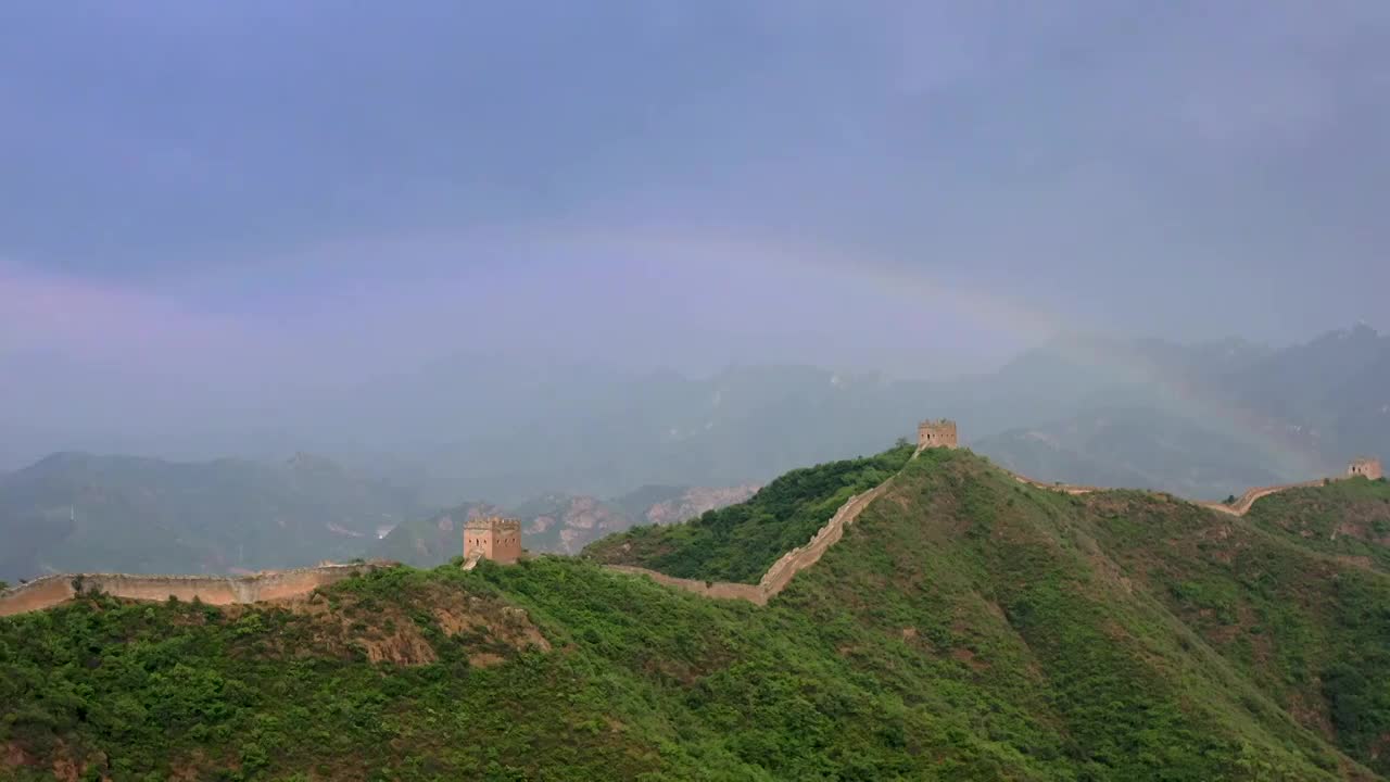 司马台长城雨后彩虹高空俯拍景观视频素材