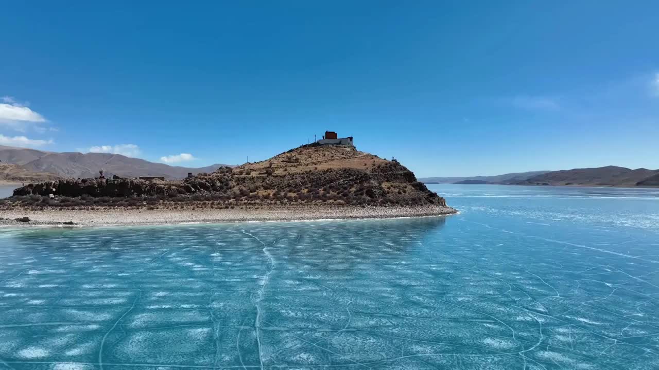 西藏山南羊卓雍措最孤独的寺庙日托寺视频素材