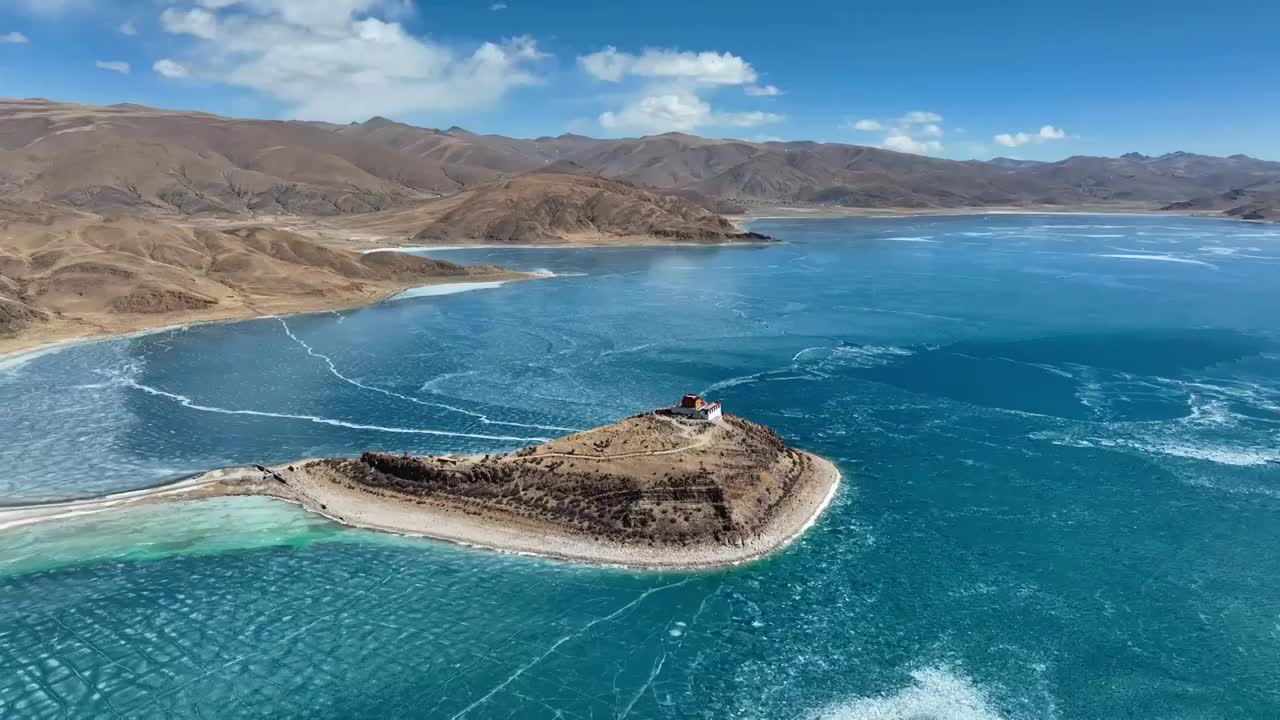 西藏山南羊卓雍措最孤独的寺庙日托寺视频素材