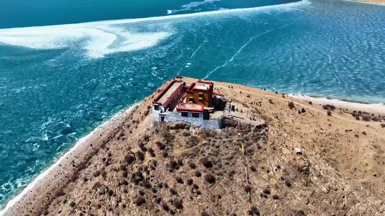 西藏山南羊卓雍措最孤独的寺庙日托寺视频素材